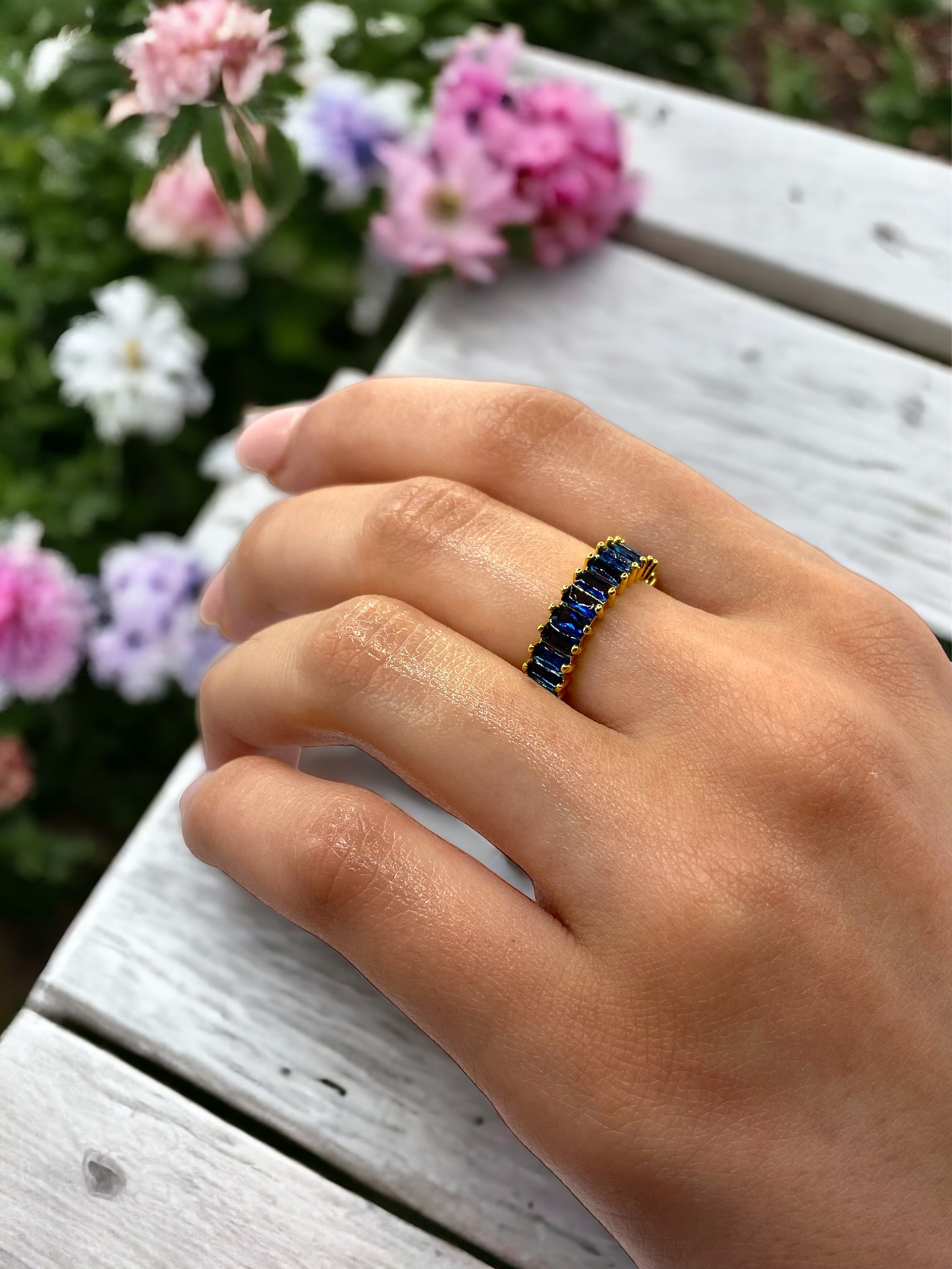 verstellbarer Ring mit blauen Steinen